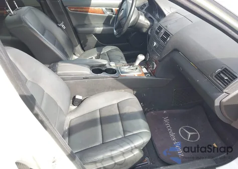 2011 Mercedes-Benz C 300 Sport 4Matic z USA, uszkodzony, nr VIN WDDGF8BB1BR181446